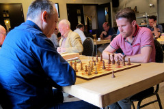 Zomersnelschaak 2016. Hans van Mulekom tegen Dirk Bergmans (rechts)
