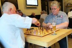Zomersnelschaak 2016. Jos Kempen tegen Jack Vossen (rechts)