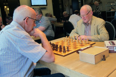 Zomersnelschaak 2016. Ad Burgmans tegen Boeb Jacobs (rechts)