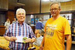Jan op de Laak (links) ontvangt van wedstrijdleider Geert Hovens de eerste prijs in de B groep van het zomersnelschaaktoernooi op donderdag 2 augustus 2018