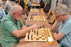 Zomersnelschaaktoernooi ronde 3 20230727: Hartmut Anders (links) tegen John Stikkelbroeck