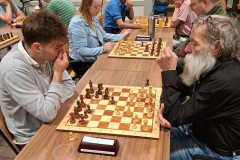 Zomersnelschaaktoernooi ronde 3 20230727: Pepe de Martino (links) tegen Gerben Oosterbaan
