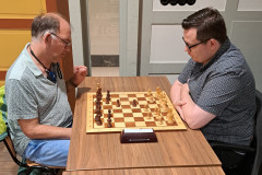 Zomersnelschaaktoernooi ronde 3 20230727: Hans Leenders (links) tegen Frans Hol