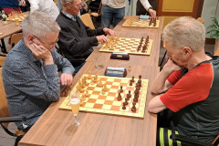 Zomersnelschaaktoernooi ronde 3 20230727: Geert Hovens (links) tegen Michel Franssen