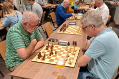 Zomersnelschaaktoernooi ronde 3 20230727: Hartmut Anders (links) tegen John Stikkelbroeck