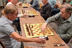 Zomersnelschaaktoernooi ronde 3 20230727: Nico van der Hoogt (links) tegen Henk van Gool