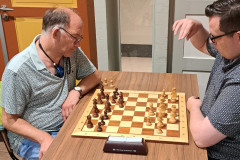 Zomersnelschaaktoernooi ronde 3 20230727: Hans Leenders (links) tegen Frans Hol