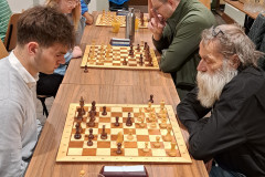 Zomersnelschaaktoernooi ronde 3 20230727: Pepe de Martino (links) tegen Gerben Oosterbaan