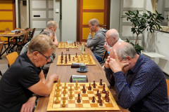 Zomersnelschaak 20230803 Op de voorgrond Nico van der Hoogt (links) tegen Bas van der Grinten