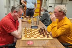 Zomersnelschaak 20230803 Op de voorgrond Gerard in 't Veld (links) tegen Frank van Overbeek