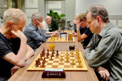 Zomersnelschaak 20230803 Op de voorgrond Michel Franssen (links) tegen Henk van Gool
