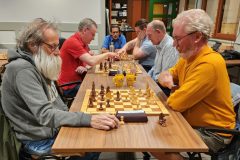 Zomersnelschaak 20230803 Op de voorgrond Gerben Oosterbaan (links) tegen Frank van Overbeek