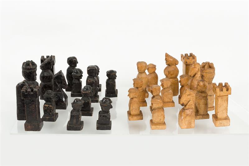 Houten schaakstukken gemaakt door David Schönbach tijdens zijn onderduik bij de Familie Kersten in Grubbenvorst. Collectie Verzetsmuseum
