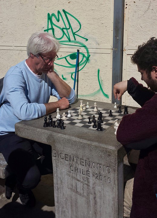 Zef Hendriks oud-lid van de Venlose schaakvereniging op een openbare schaakplek in Valparaíso (Chili), 2 september 2016