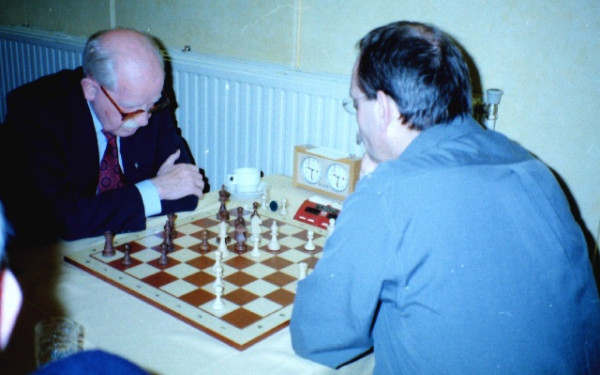 Guus Reintjes (l) schaakt tegen Ger van Leipsig tijdens de clubavond van de Venlose schaakvereniging op 31 maart 2000
