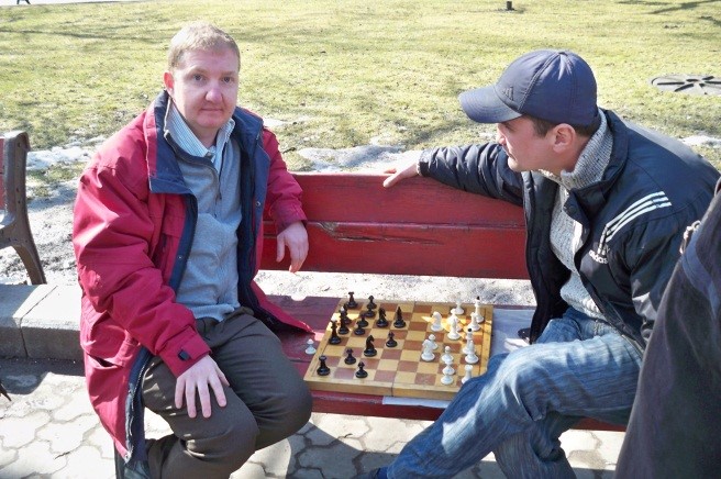 Kim Clabbers (links) in een schaakpartij in een park in Oekraïne