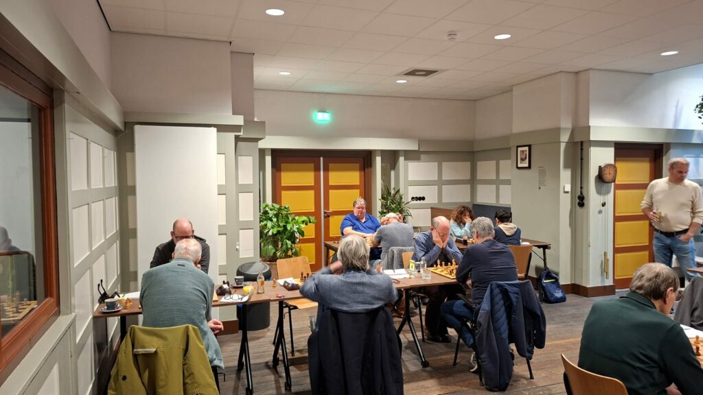 LiSB 20251207 R3: Venlo 1 tegen Schaakmaat 1 (foto John Stikkelbroeck)