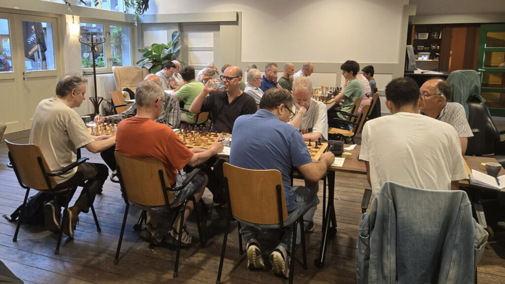 Venlo Open 2025. Op de rug gezien vlnr: Henk van Gool, Geert Hovens, José Alonso en Farouk Stepine.